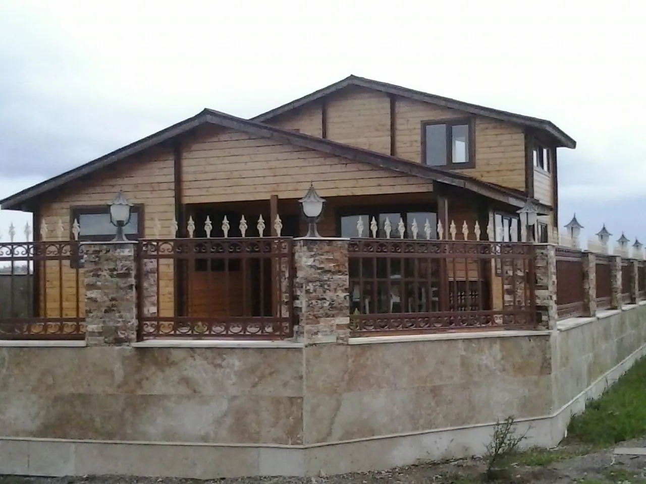 خانه چوبی بزرگ اجرا شده با نمای چوب و حیاط